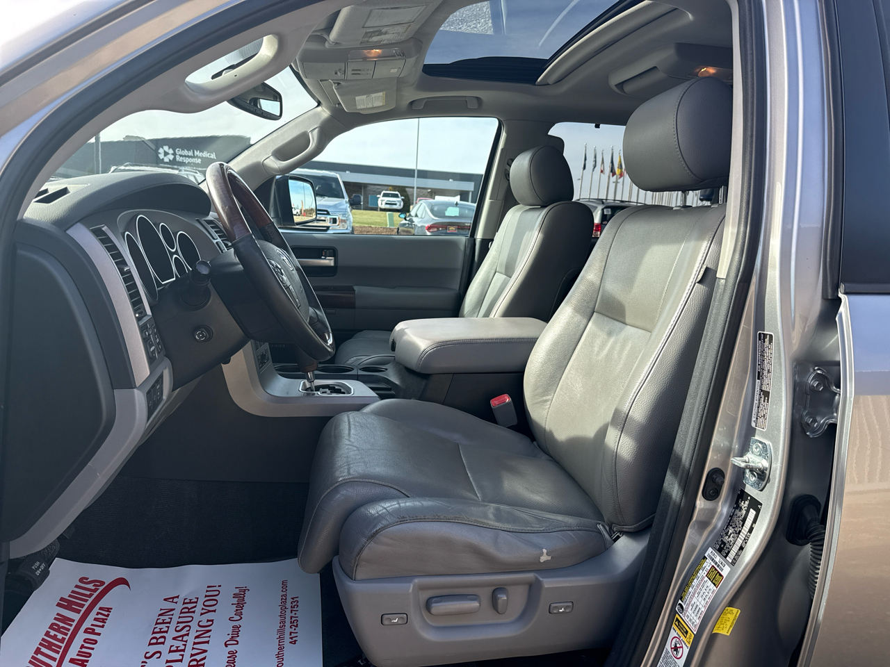 Toyota Sequoia Platinum 4D SUV 4X4 2012