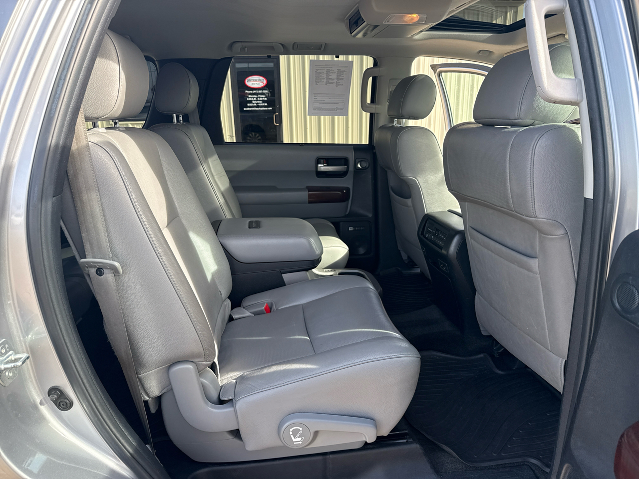 Toyota Sequoia Platinum 4D SUV 4X4 2012