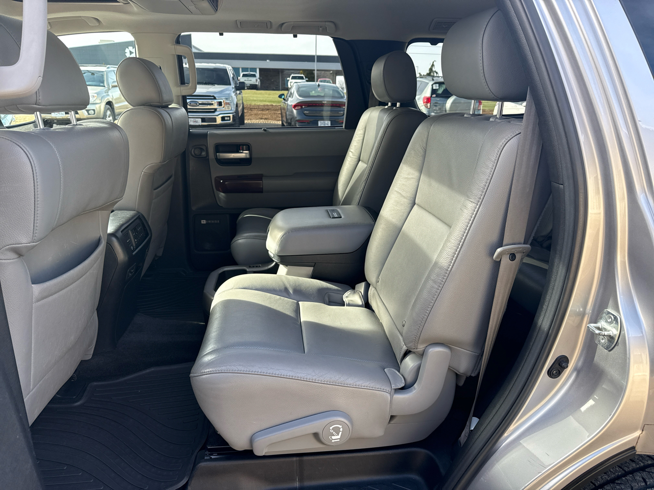 Toyota Sequoia Platinum 4D SUV 4X4 2012