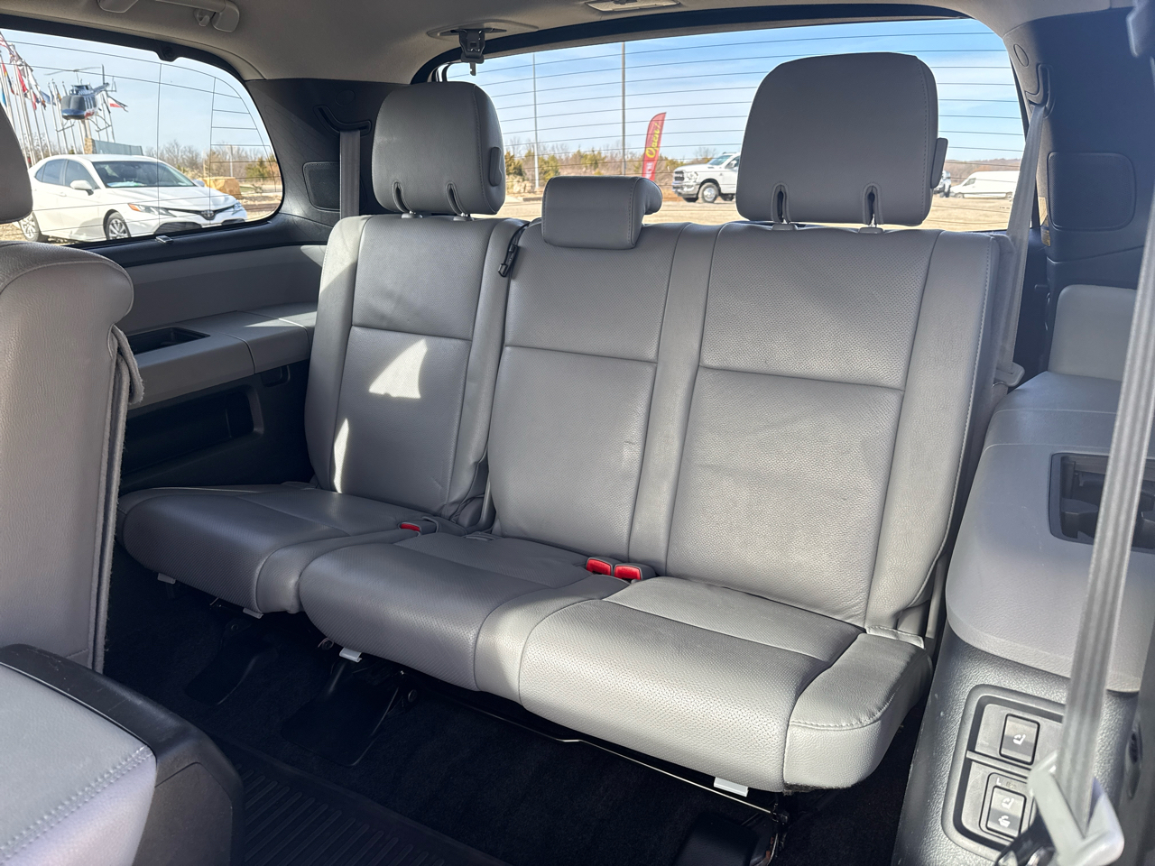 Toyota Sequoia Platinum 4D SUV 4X4 2012