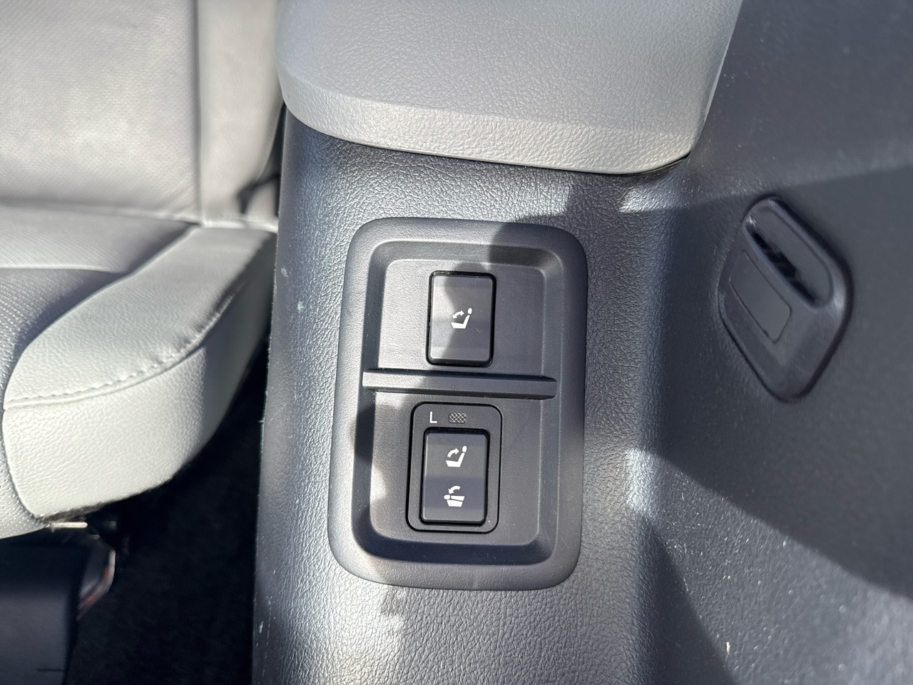 Toyota Sequoia Platinum 4D SUV 4X4 2012