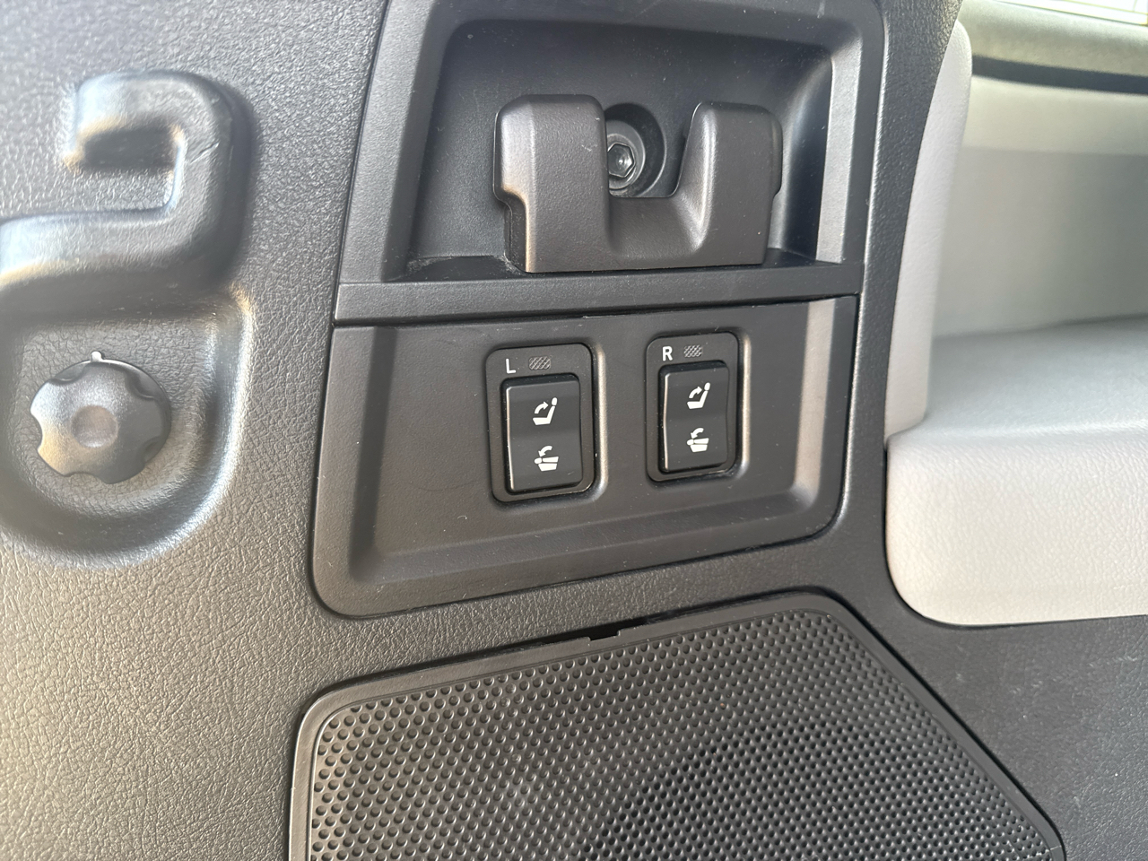 Toyota Sequoia Platinum 4D SUV 4X4 2012