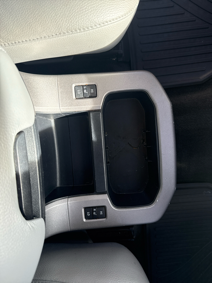 Toyota Sequoia Platinum 4D SUV 4X4 2012