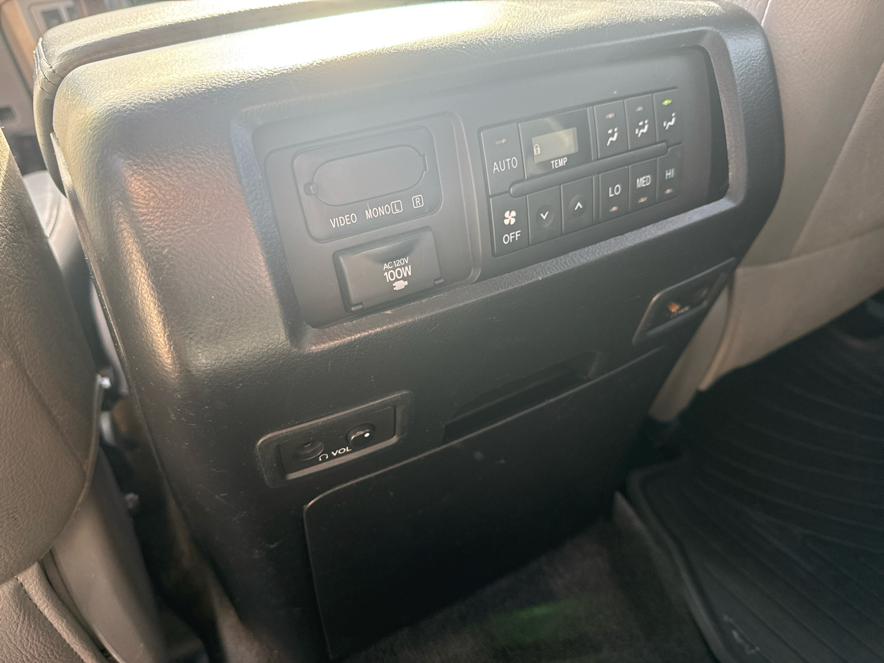 Toyota Sequoia Platinum 4D SUV 4X4 2012