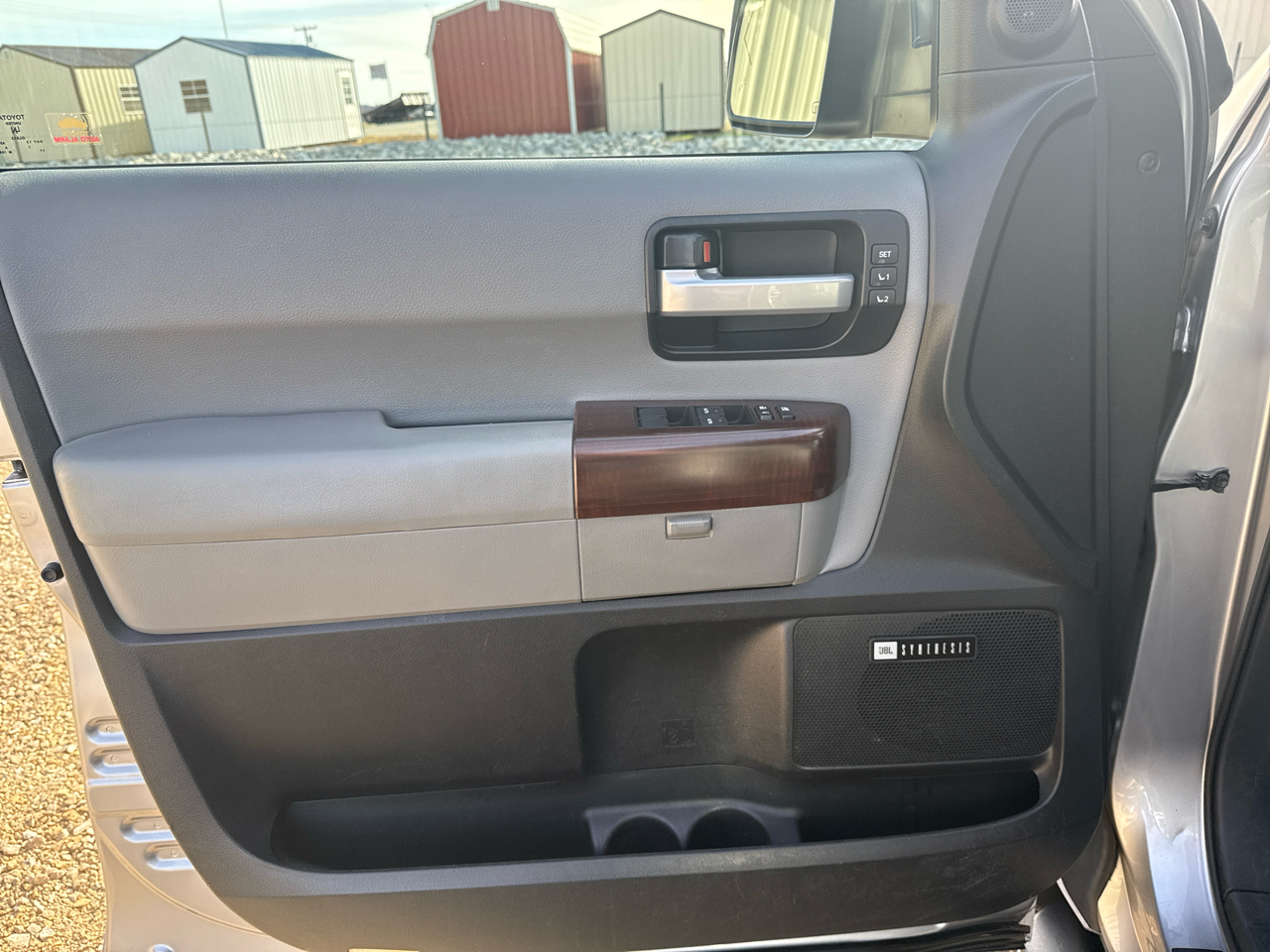 Toyota Sequoia Platinum 4D SUV 4X4 2012