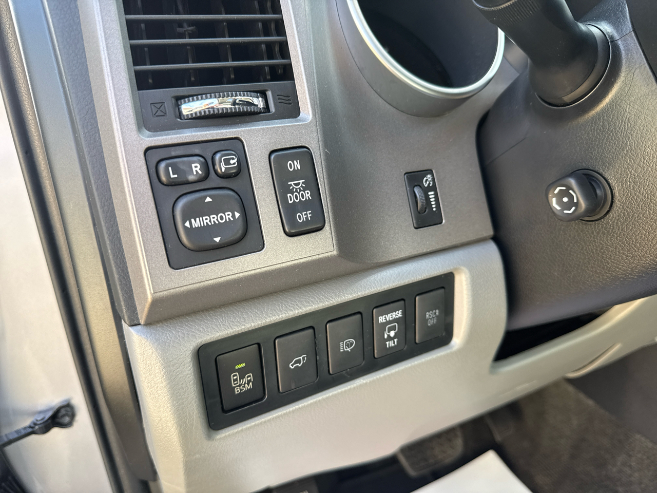 Toyota Sequoia Platinum 4D SUV 4X4 2012