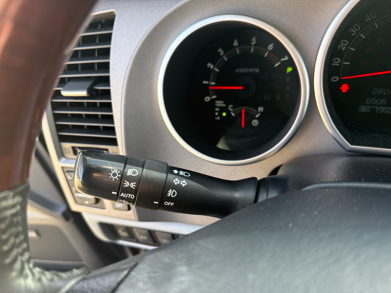 Toyota Sequoia Platinum 4D SUV 4X4 2012