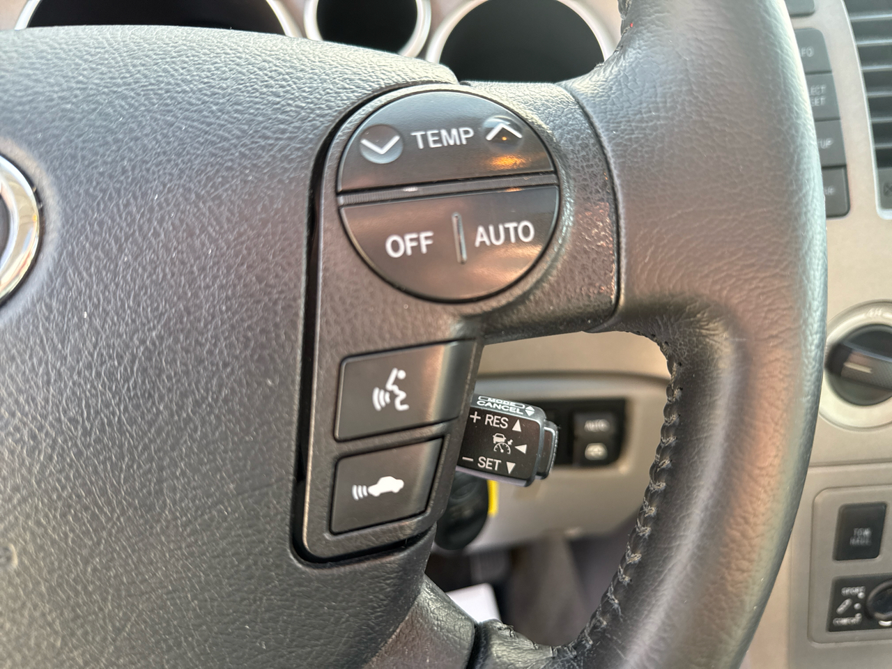 Toyota Sequoia Platinum 4D SUV 4X4 2012