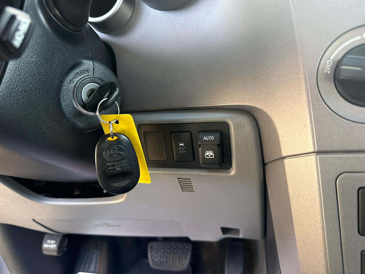 Toyota Sequoia Platinum 4D SUV 4X4 2012