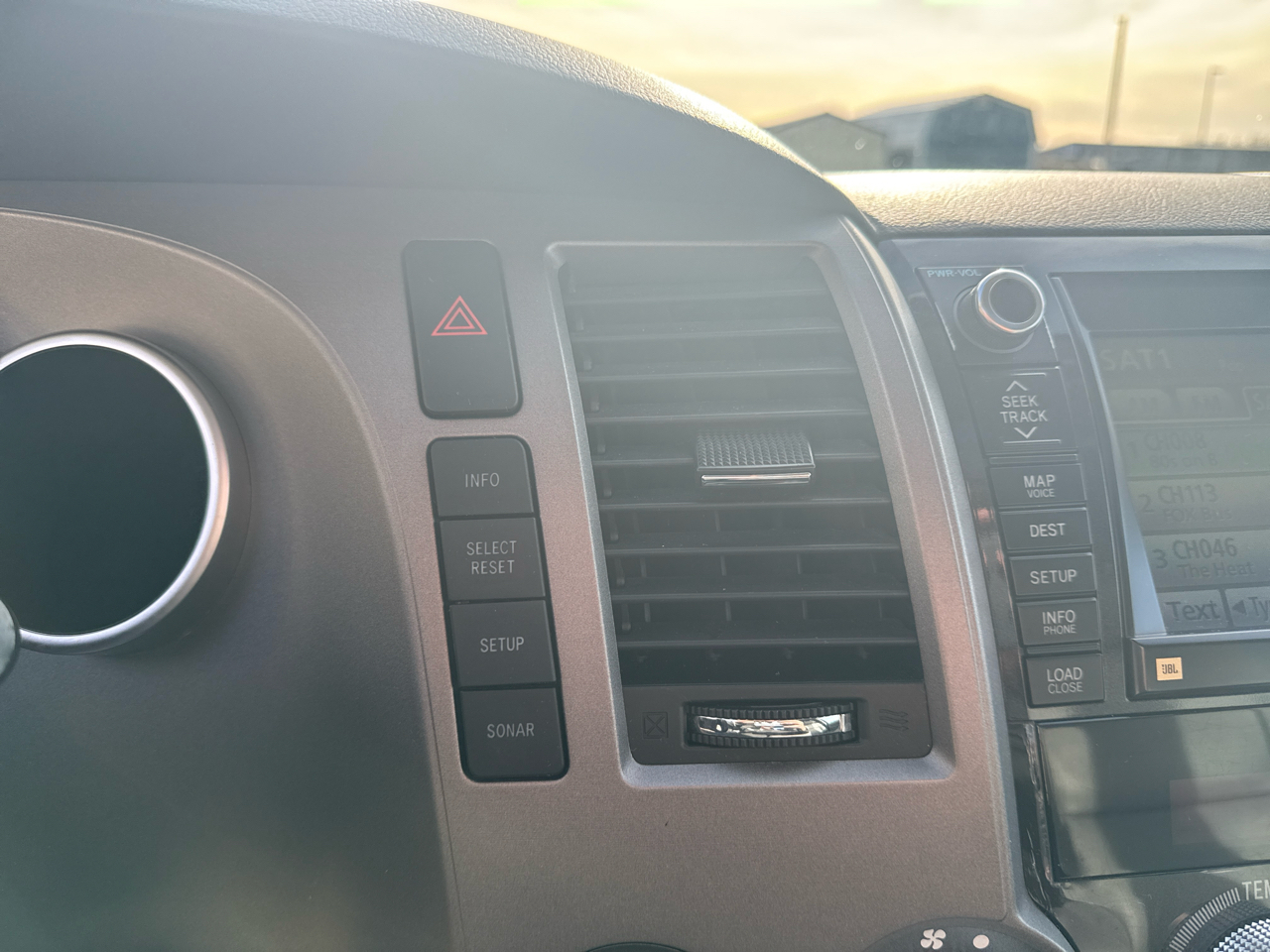 Toyota Sequoia Platinum 4D SUV 4X4 2012