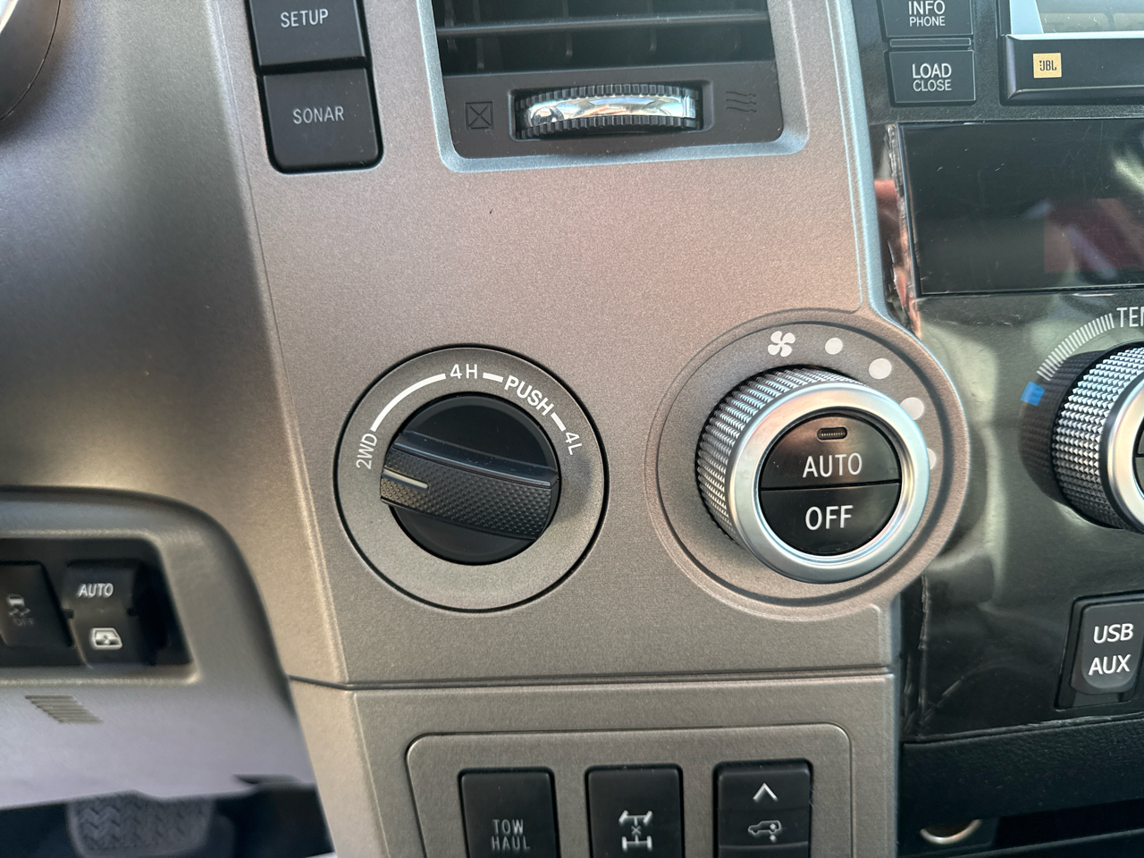 Toyota Sequoia Platinum 4D SUV 4X4 2012