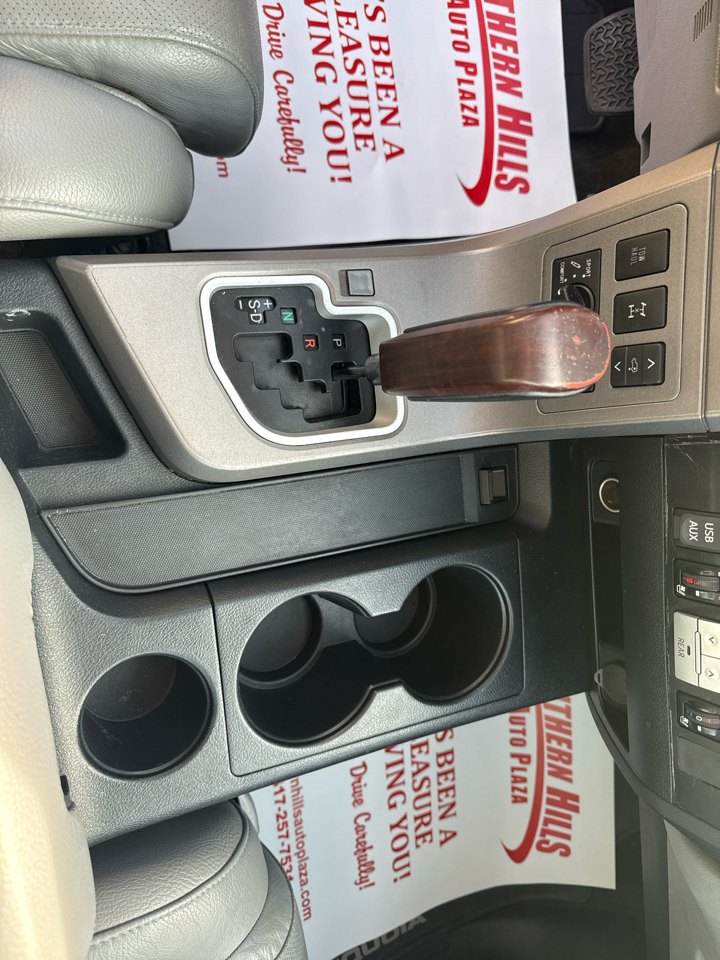 Toyota Sequoia Platinum 4D SUV 4X4 2012