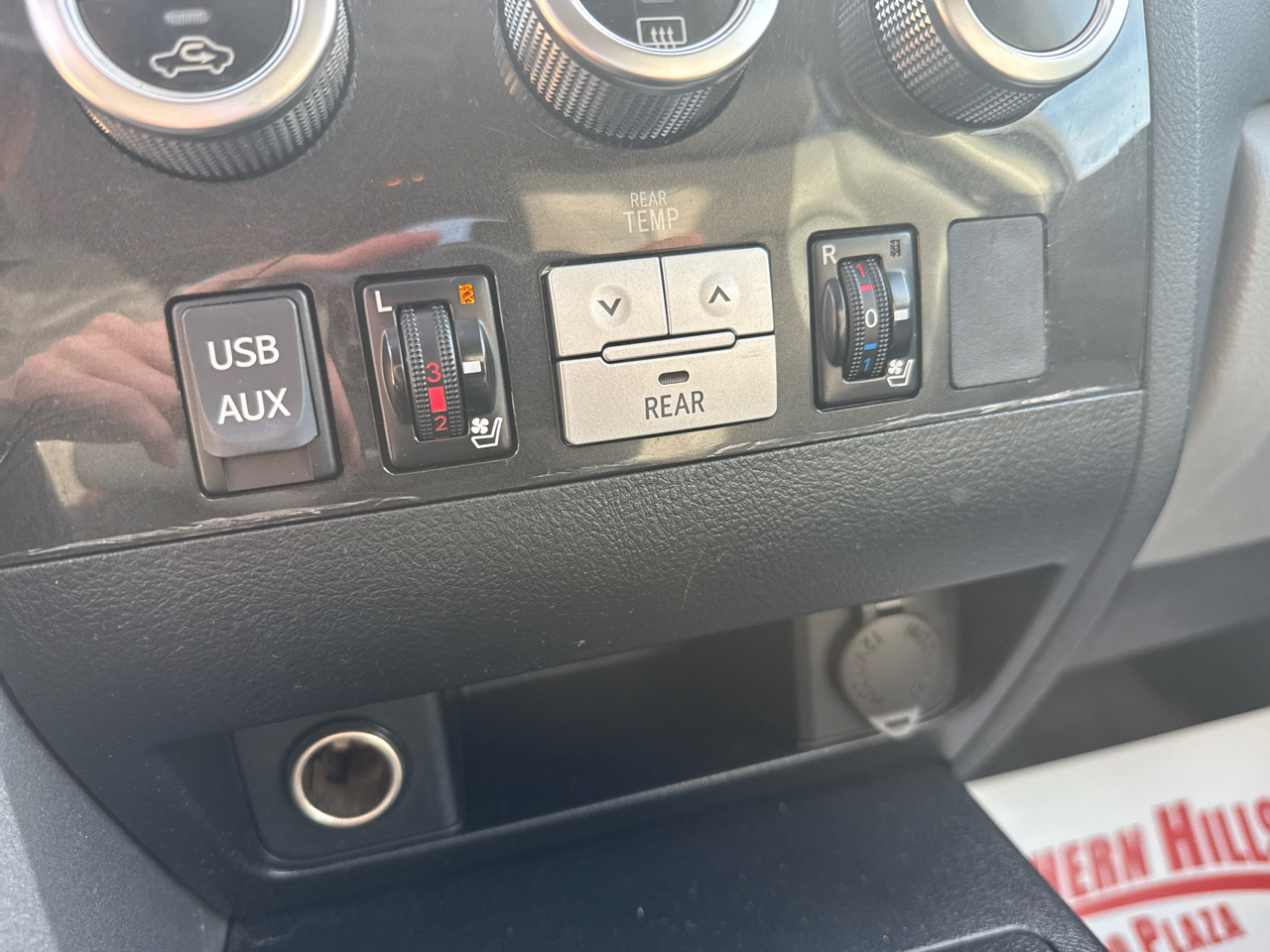 Toyota Sequoia Platinum 4D SUV 4X4 2012