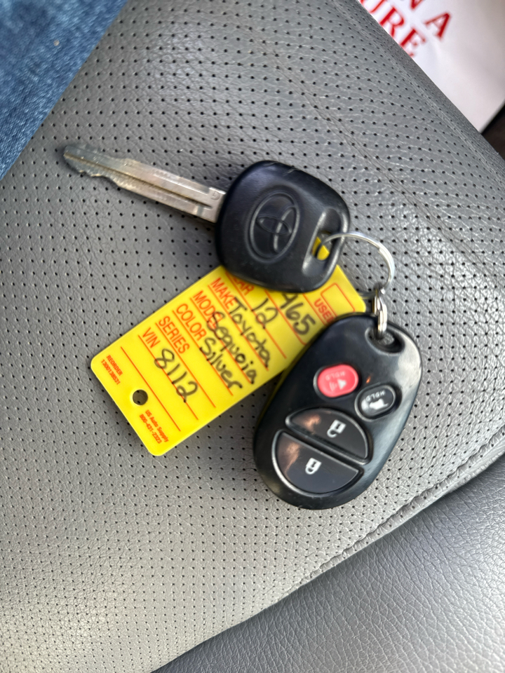 Toyota Sequoia Platinum 4D SUV 4X4 2012