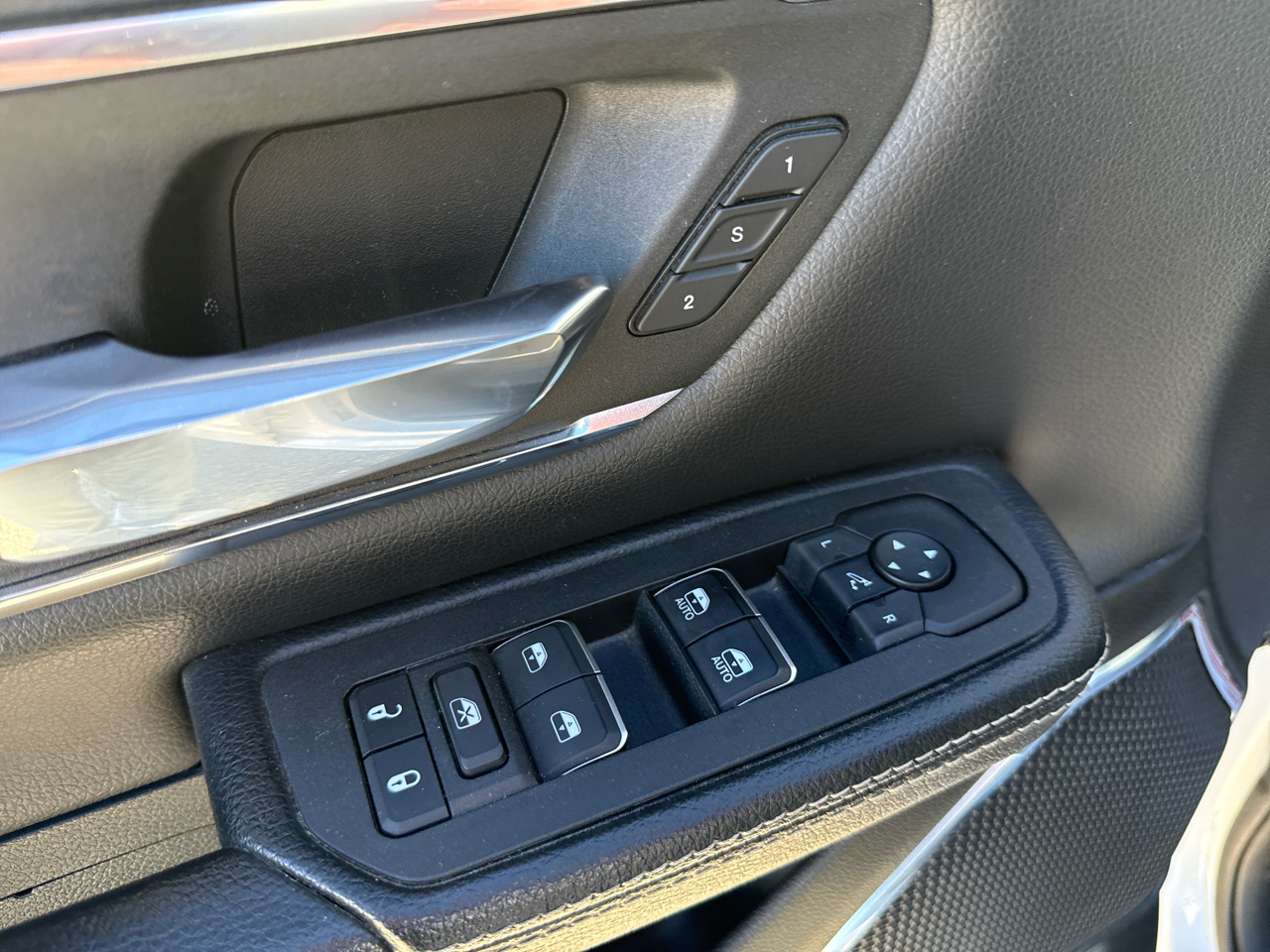 RAM 1500 Laramie Crew Cab 4WD SWB 2025