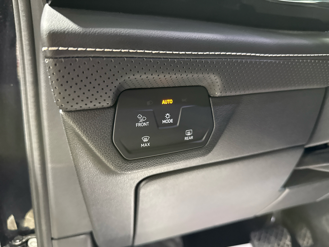 Volkswagen Atlas SE w/ Tech 4D SUV 4Motion 2025