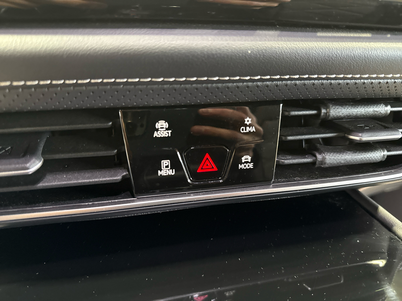 Volkswagen Atlas SE w/ Tech 4D SUV 4Motion 2025