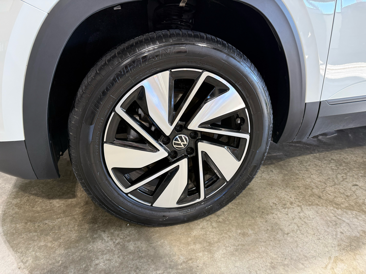 Volkswagen Atlas SE w/ Tech 4D SUV 4Motion 2025