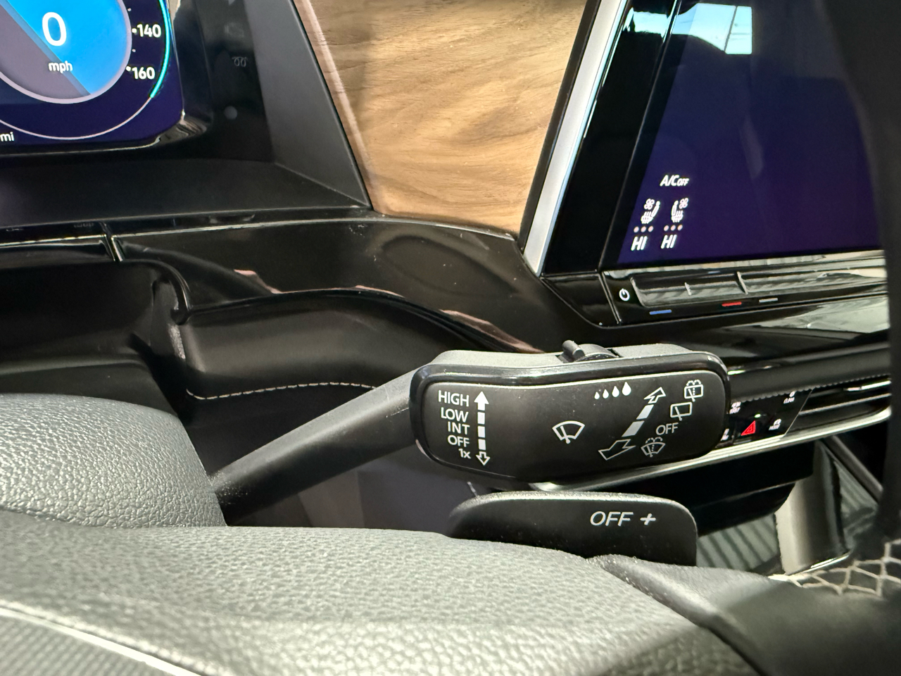 Volkswagen Atlas SE w/ Tech 4D SUV 4Motion 2025