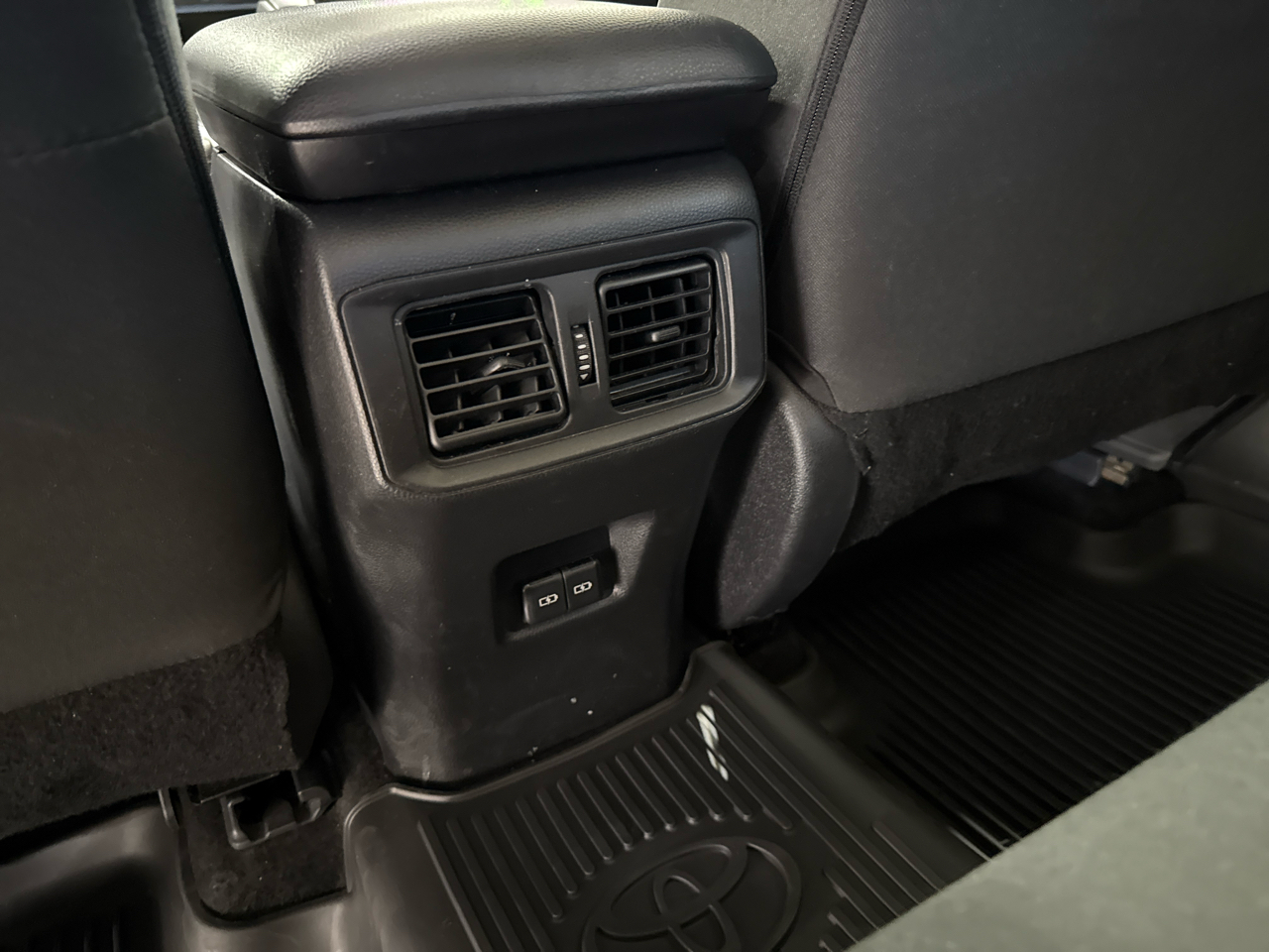 Toyota RAV4 XLE 4D SUV FWD 2024