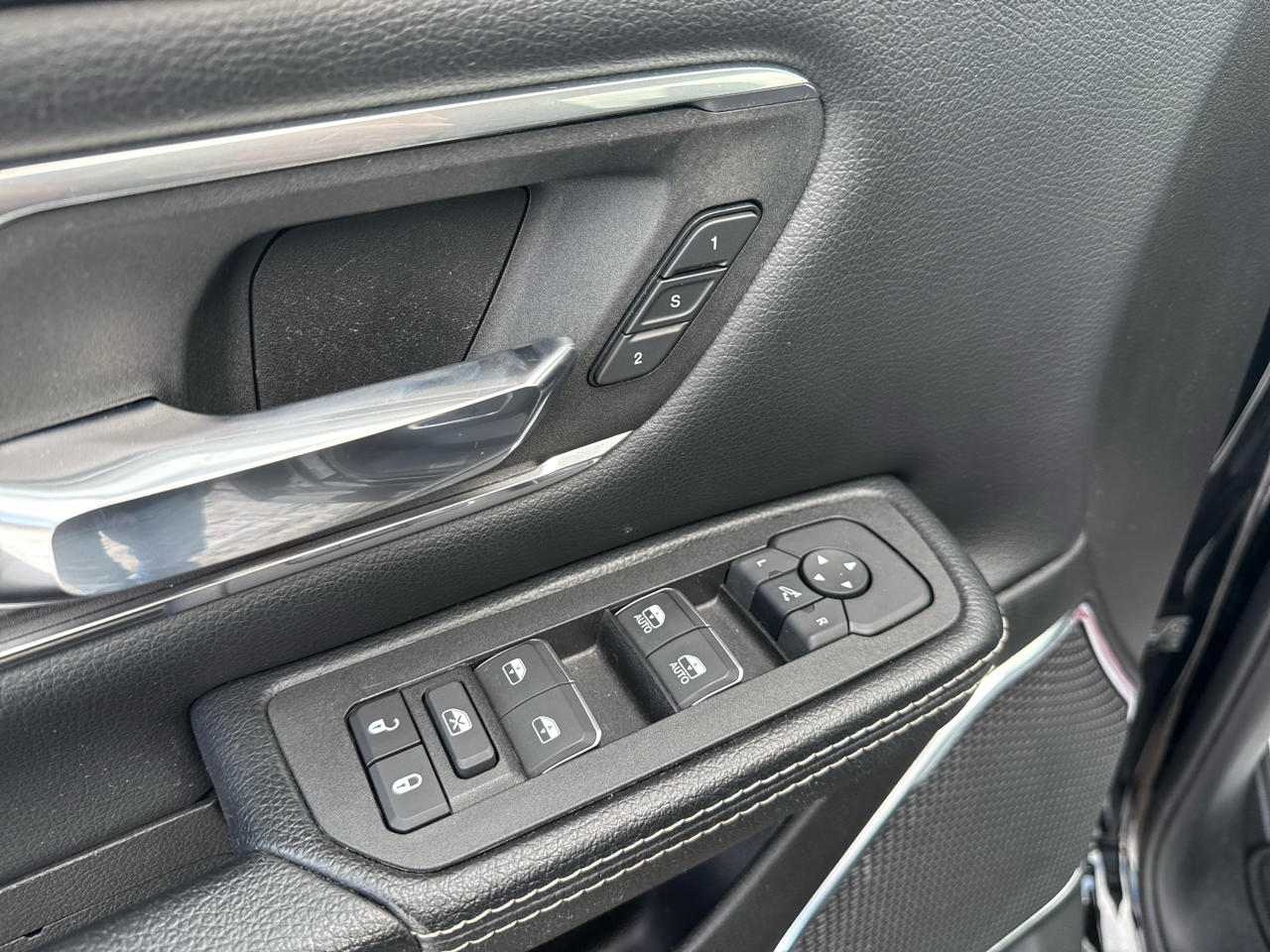 RAM 1500 Laramie Crew Cab 4WD SWB 2025