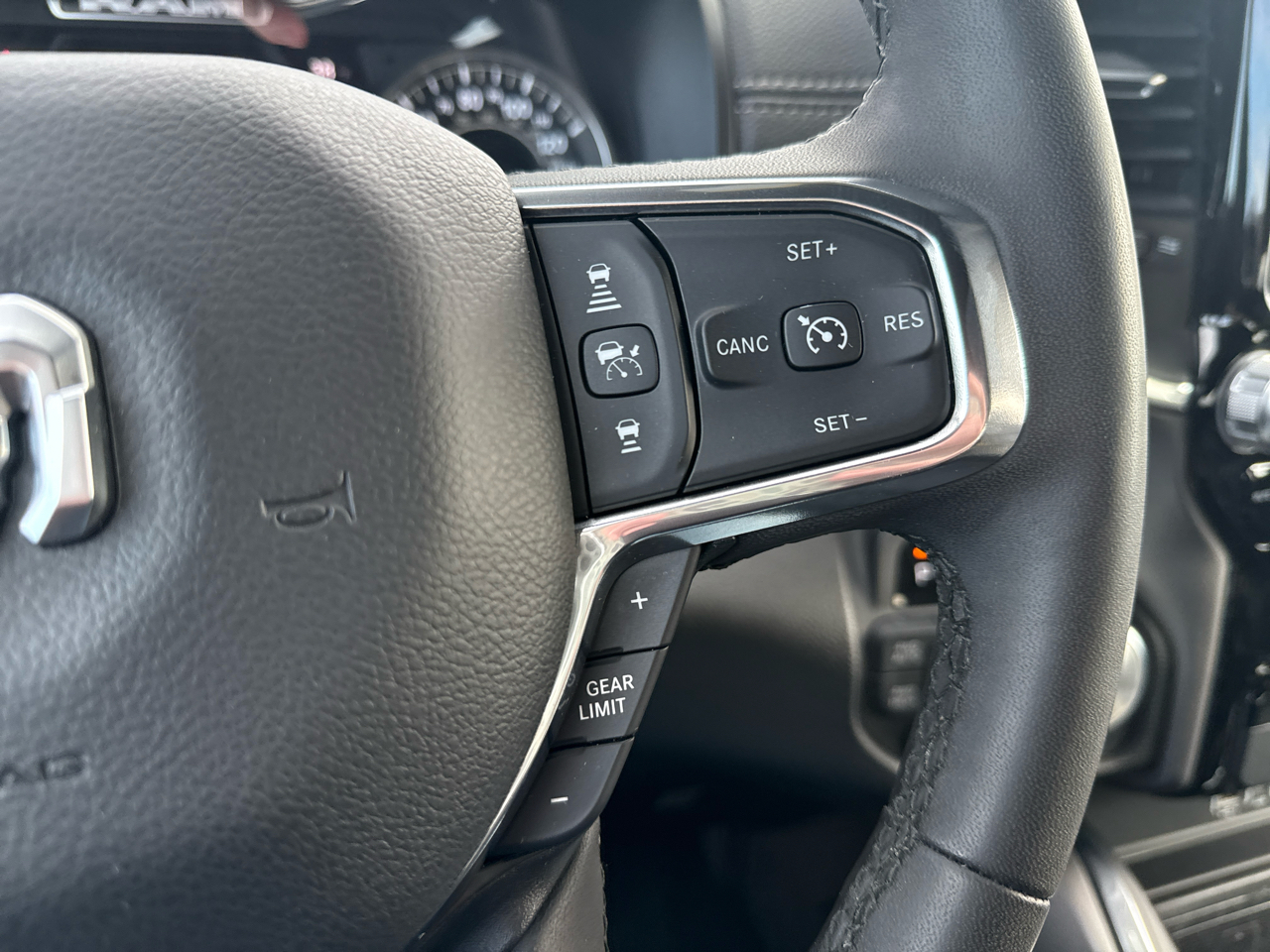 RAM 1500 Laramie Crew Cab 4WD SWB 2025