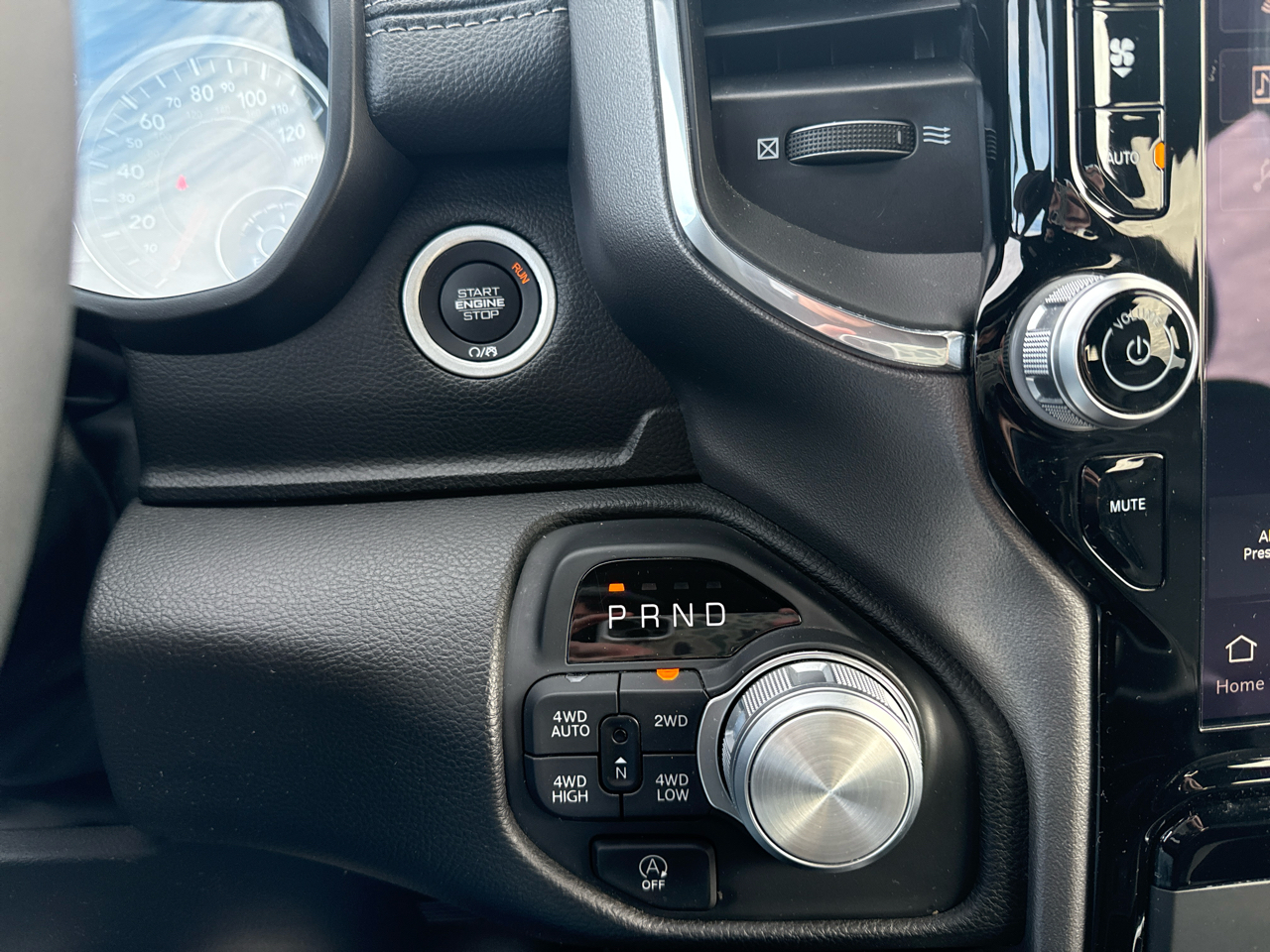 RAM 1500 Laramie Crew Cab 4WD SWB 2025