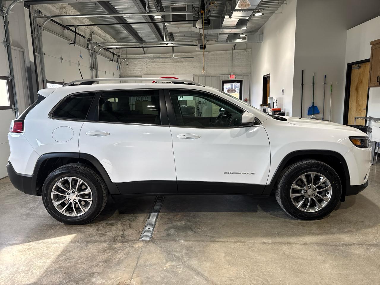 Jeep Cherokee Latitude Plus 4D SUV 4WD 2021