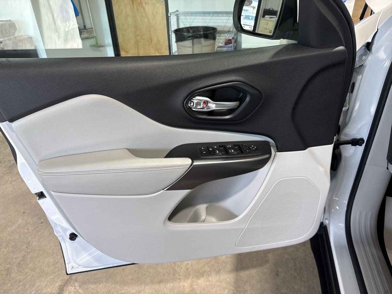 Jeep Cherokee Latitude Plus 4D SUV 4WD 2021