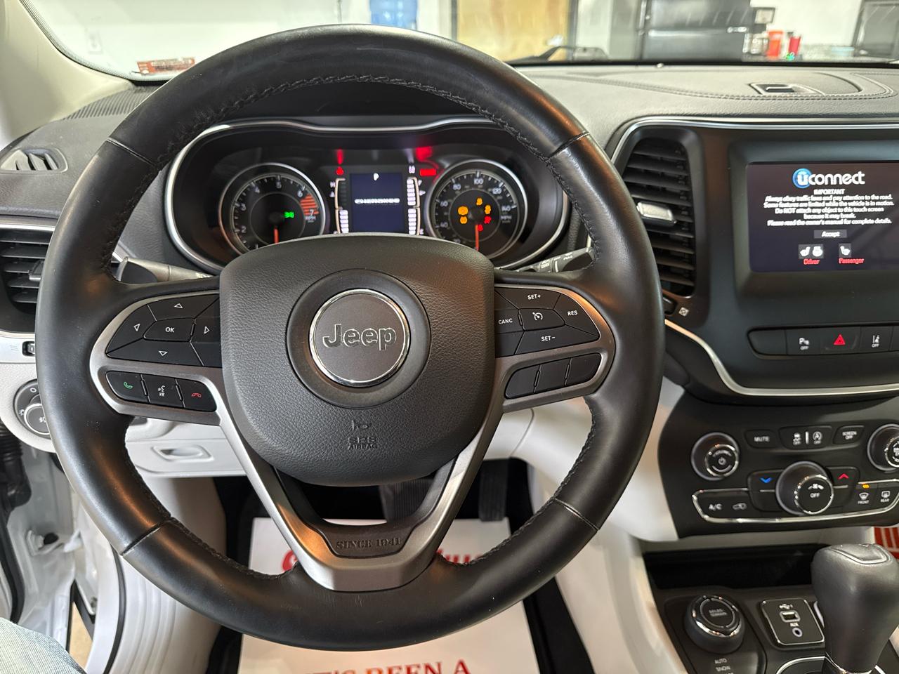 Jeep Cherokee Latitude Plus 4D SUV 4WD 2021