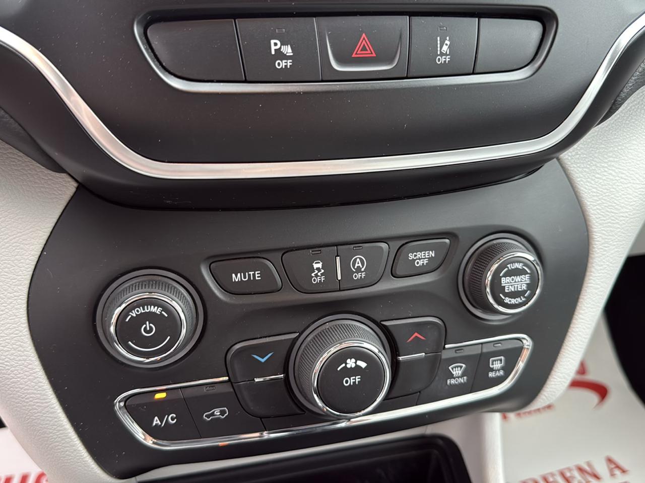Jeep Cherokee Latitude Plus 4D SUV 4WD 2021