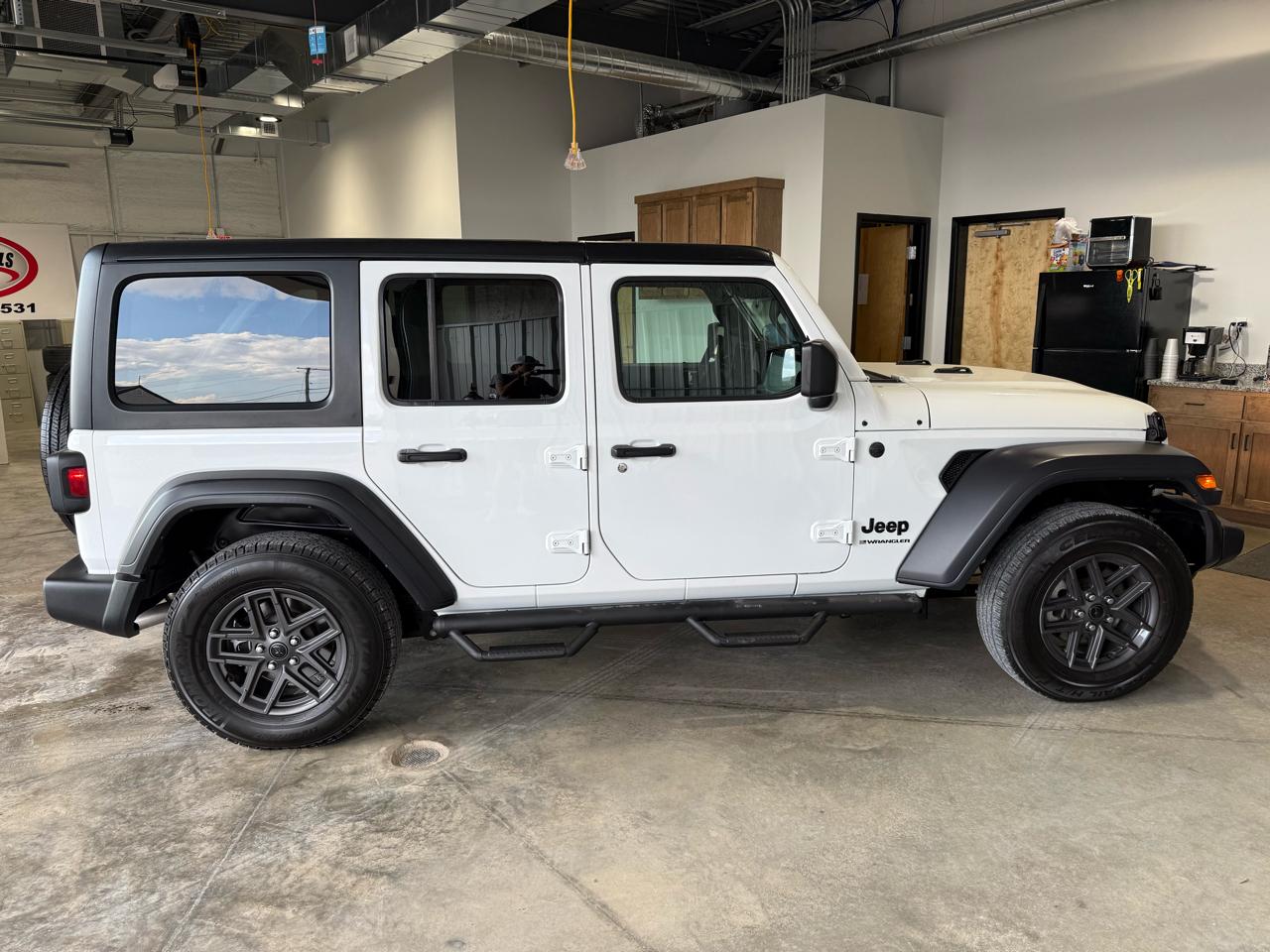 Jeep Wrangler Sport 4D SUV 4WD 2024