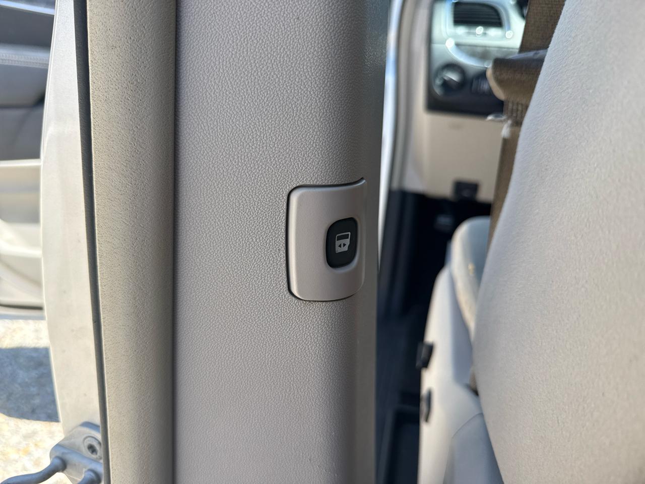 Chrysler Town & Country Touring L Wagon LWB 2011