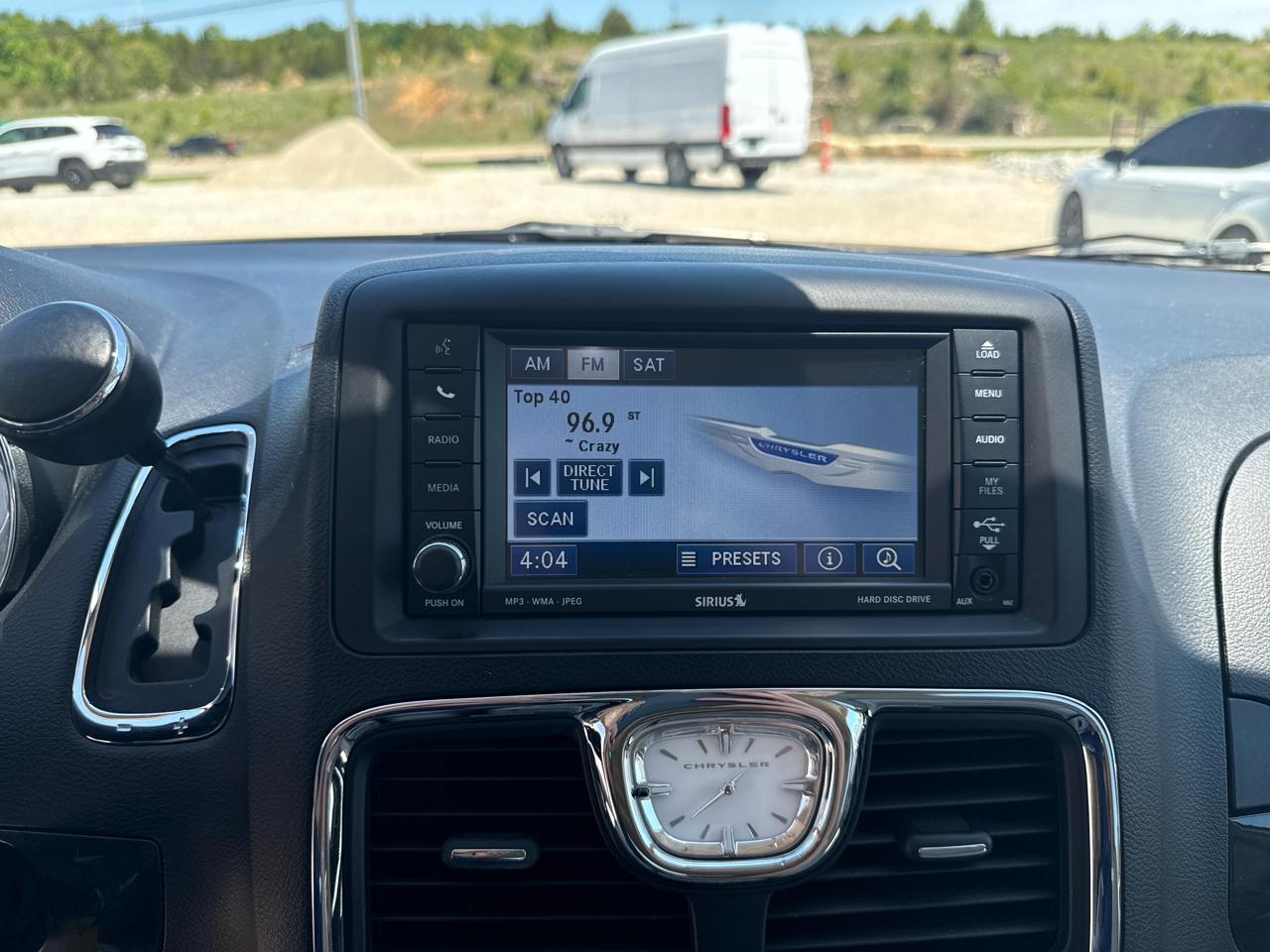 Chrysler Town & Country Touring L Wagon LWB 2011