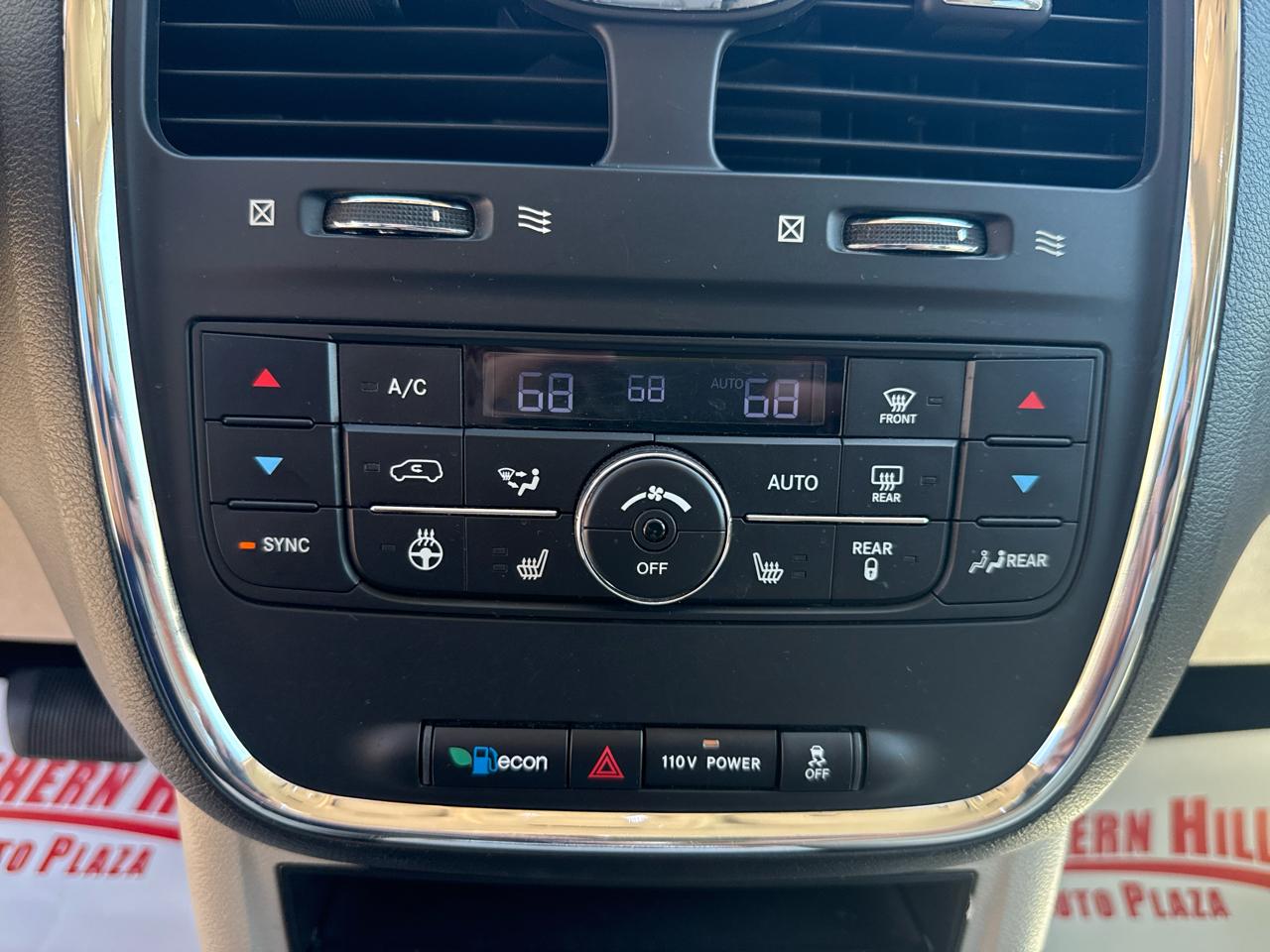 Chrysler Town & Country Touring L Wagon LWB 2011