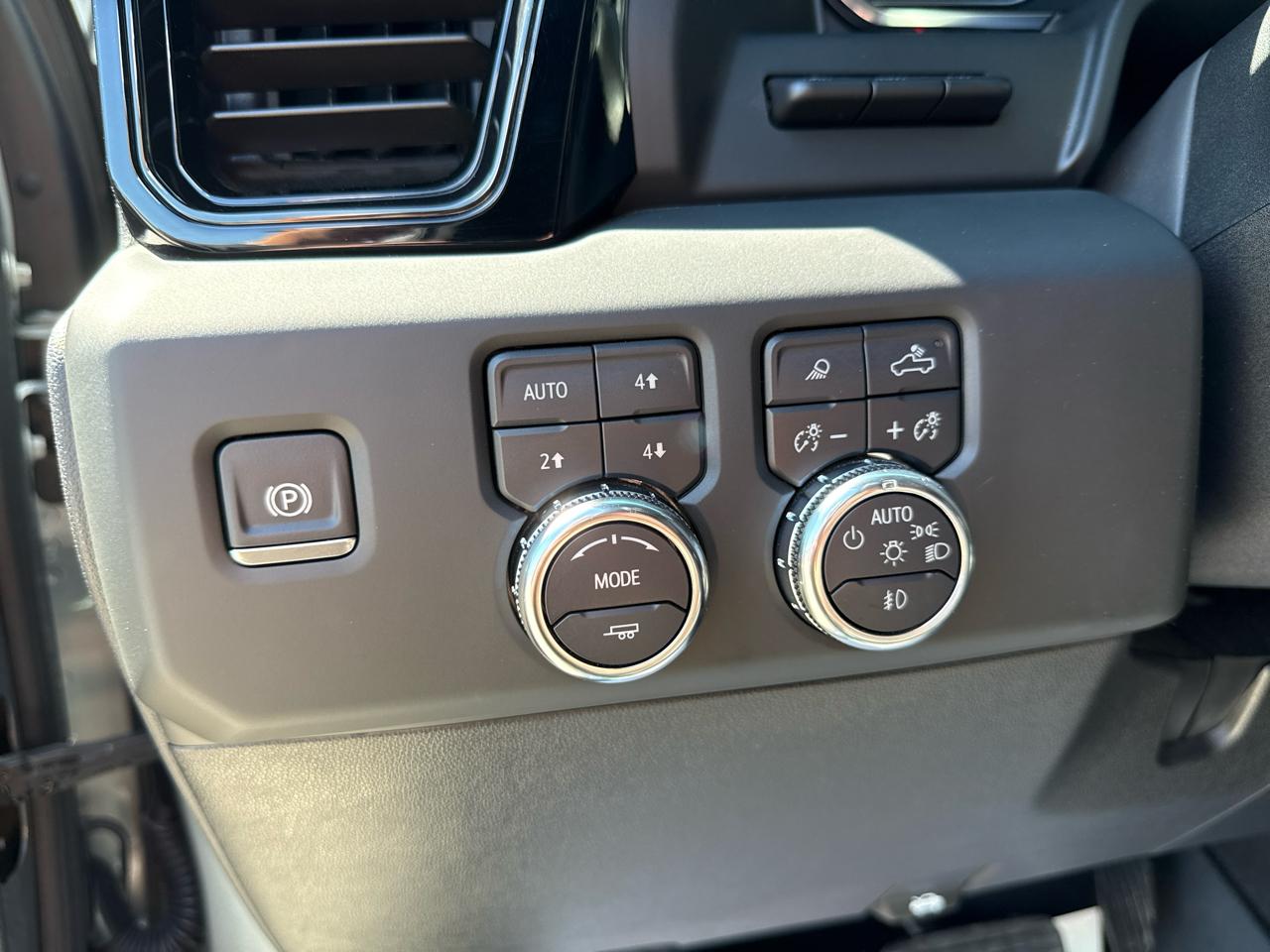 GMC Sierra 2500 AT4 Crew Cab 4WD SWB 2024