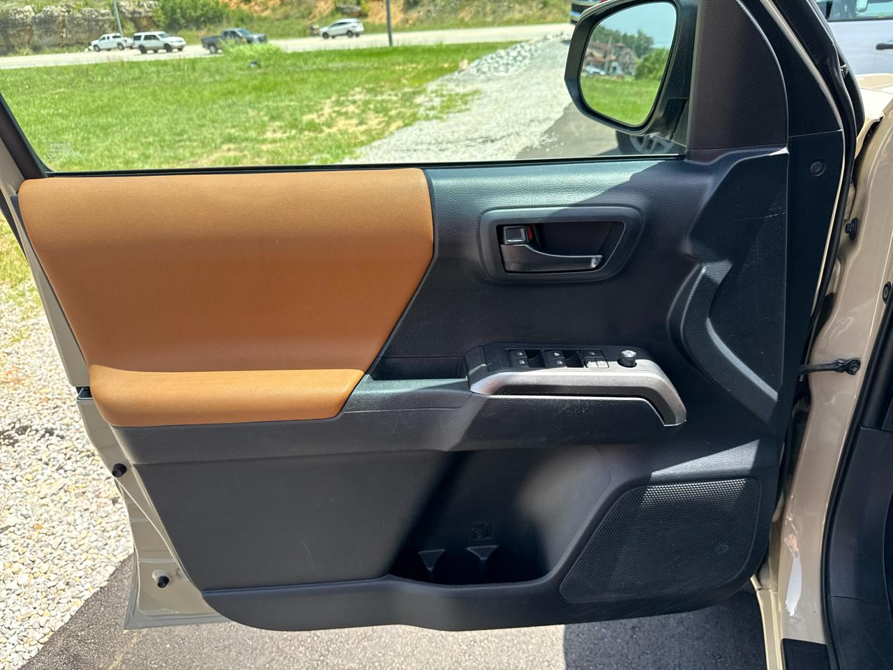 Toyota Tacoma SR5 DblCab 4WD V6 LB at 2019