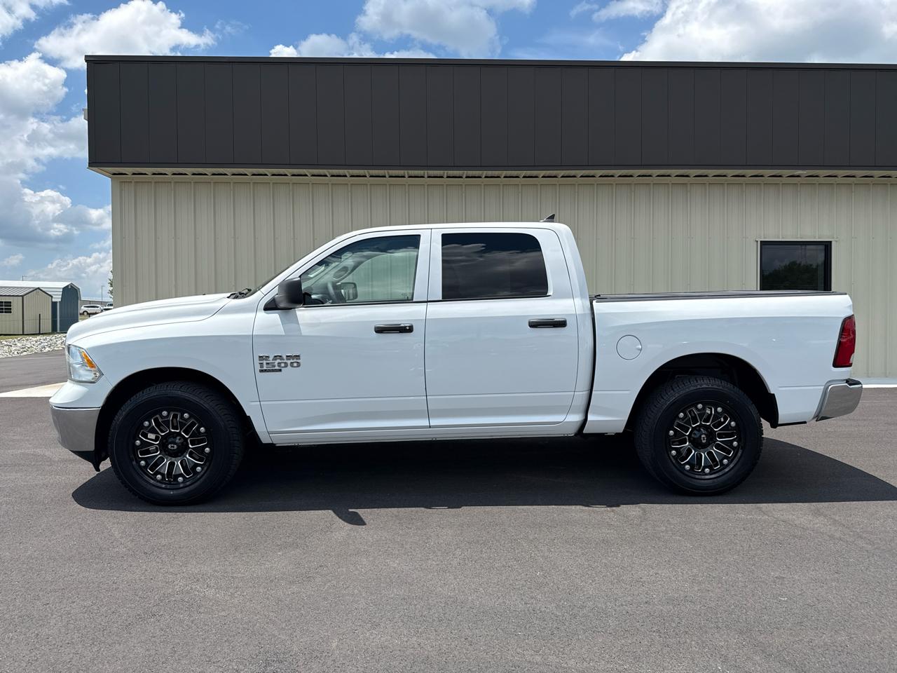 RAM 1500 Classic Tradesman 4x4 Crew Cab 5'7" Box 2022