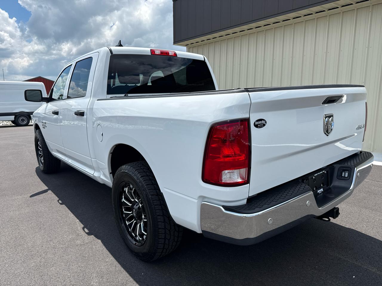 RAM 1500 Classic Tradesman 4x4 Crew Cab 5'7" Box 2022