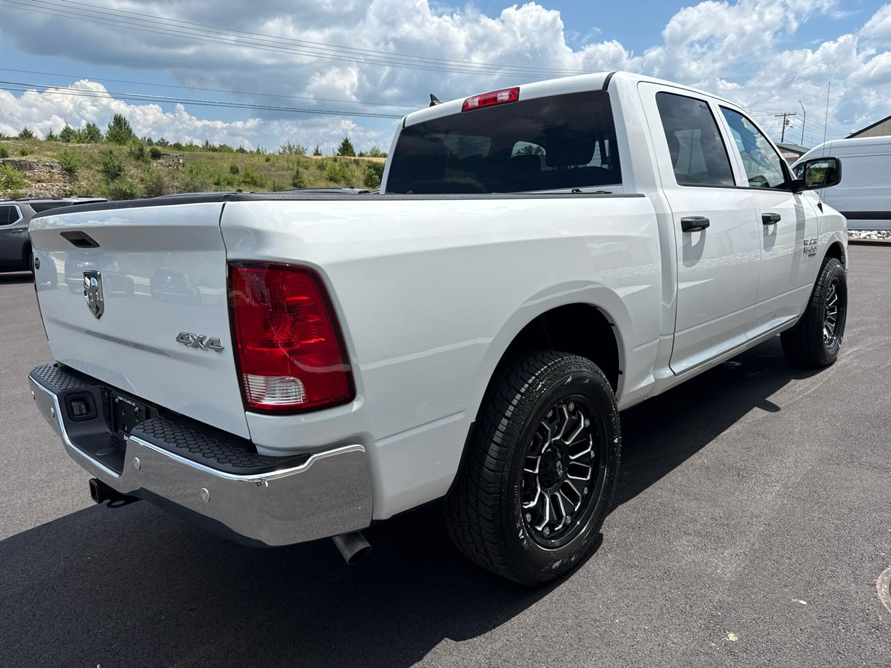 RAM 1500 Classic Tradesman 4x4 Crew Cab 5'7" Box 2022