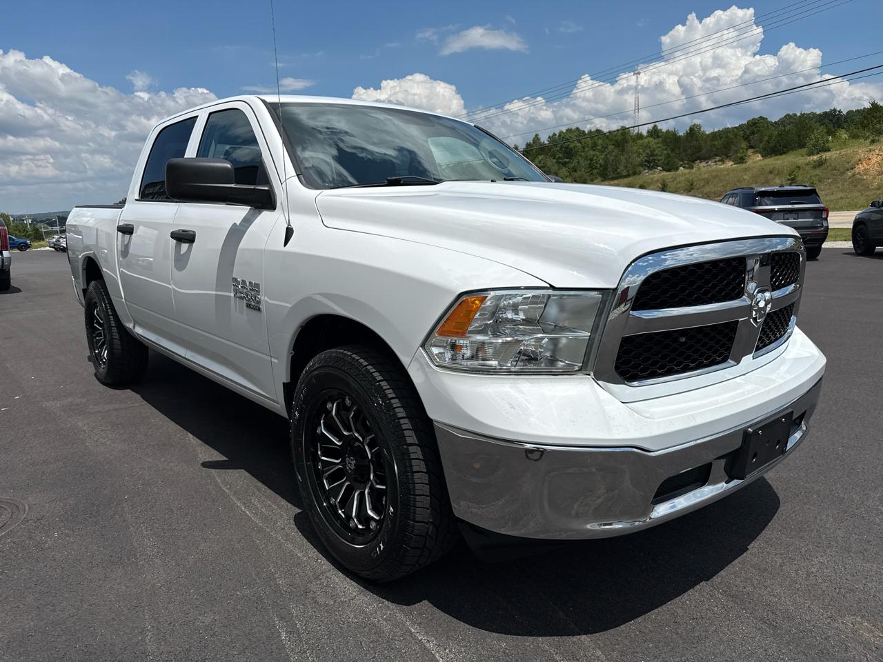 RAM 1500 Classic Tradesman 4x4 Crew Cab 5'7" Box 2022