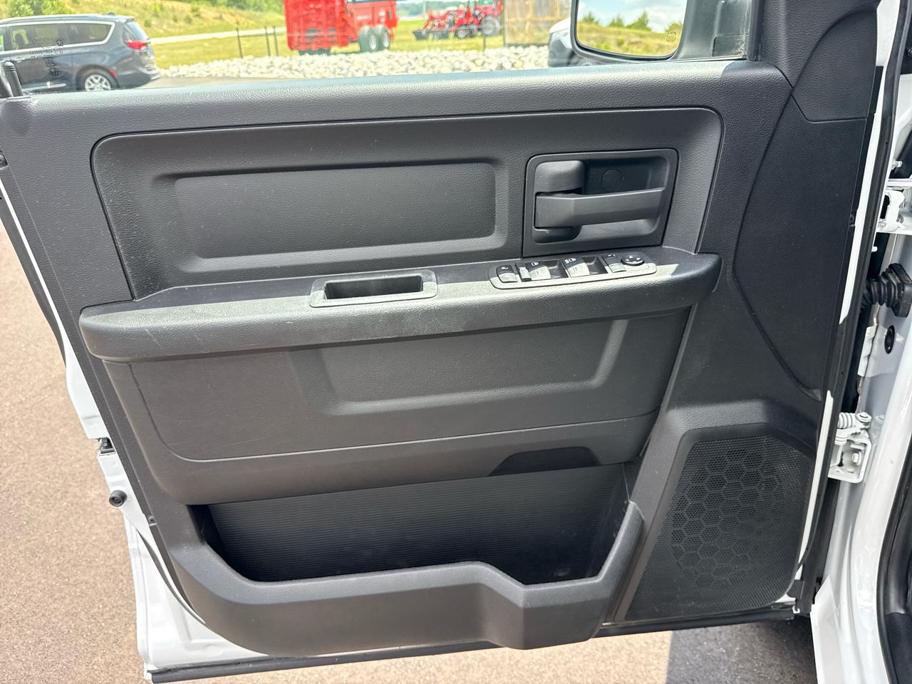 RAM 1500 Classic Tradesman 4x4 Crew Cab 5'7" Box 2022