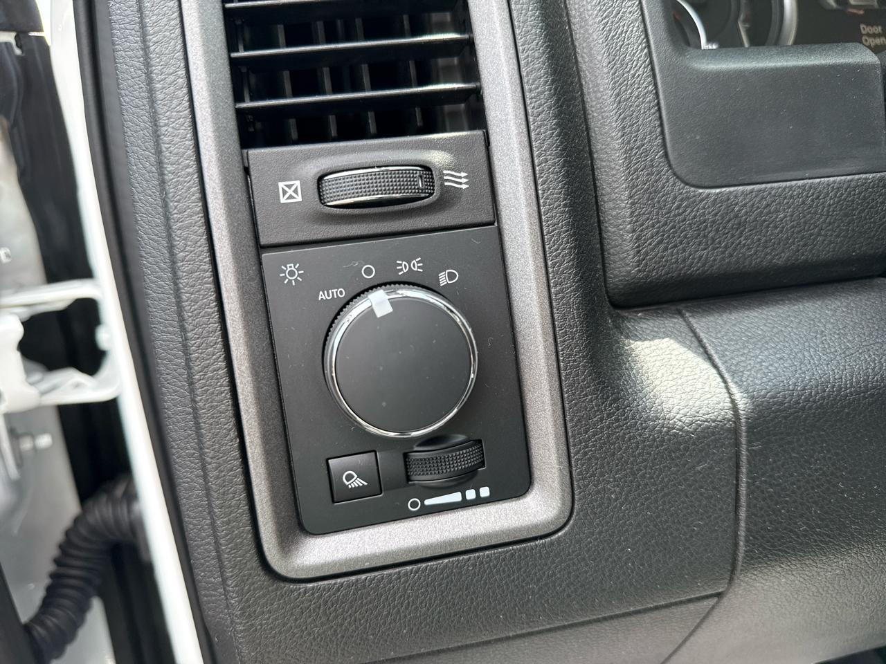 RAM 1500 Classic Tradesman 4x4 Crew Cab 5'7" Box 2022
