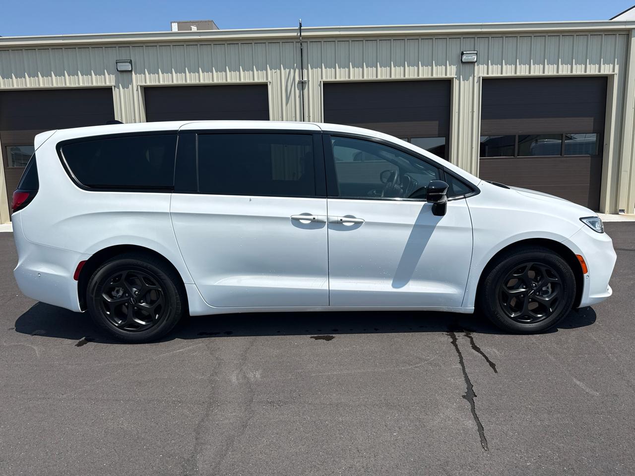 Chrysler Pacifica Select PHEV 4D Wagon 2024