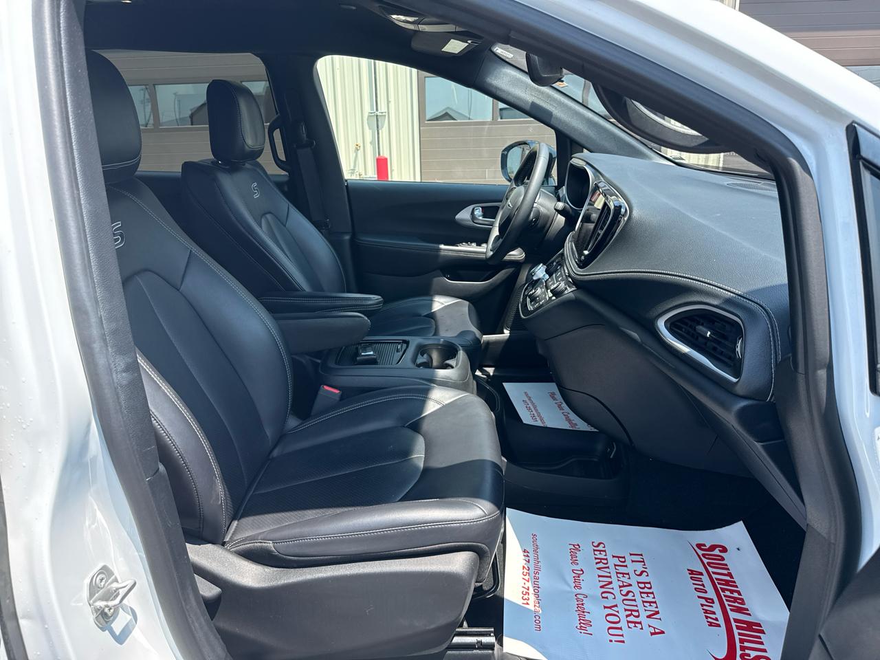 Chrysler Pacifica Select PHEV 4D Wagon 2024