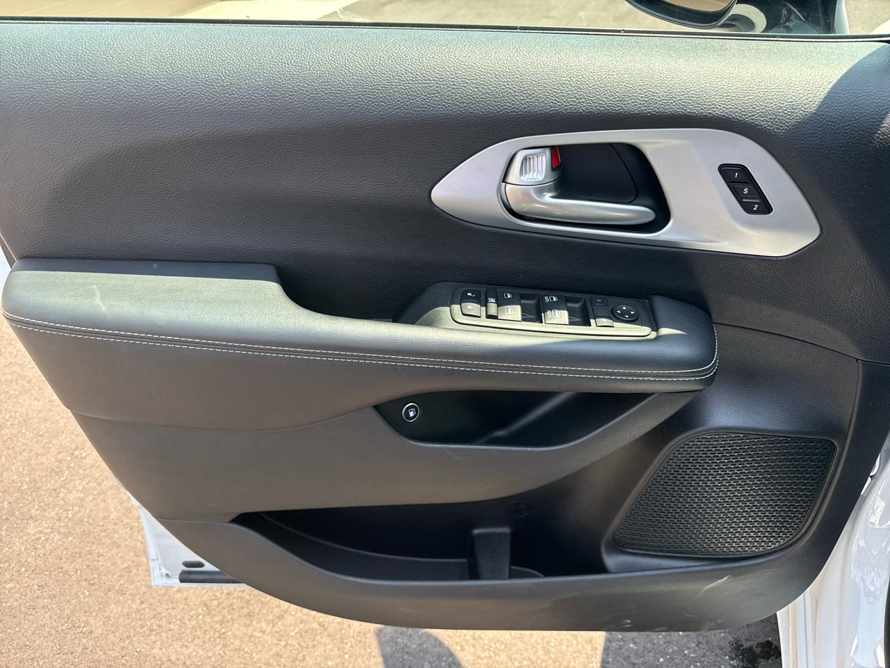 Chrysler Pacifica Select PHEV 4D Wagon 2024