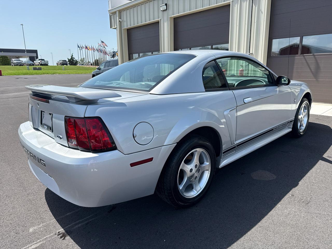 Ford Mustang Base 2D Coupe 2001