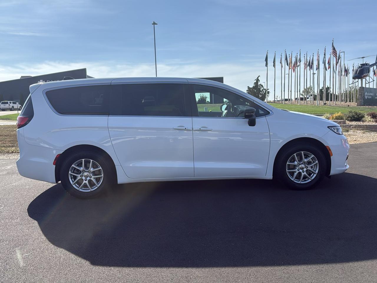 Chrysler Pacifica Select 4D Wagon 2025