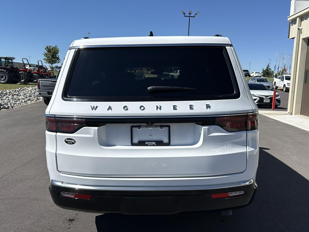 Jeep Wagoneer photo 4