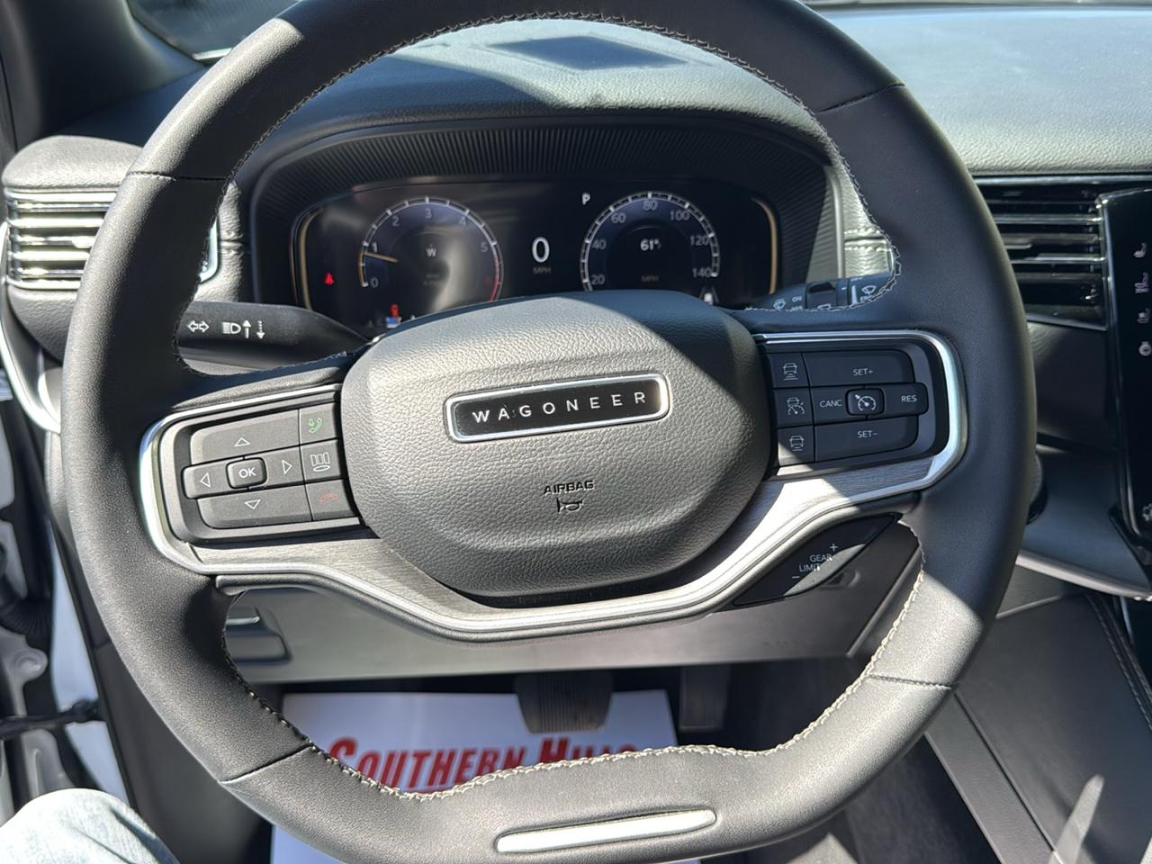 Jeep Wagoneer photo 22